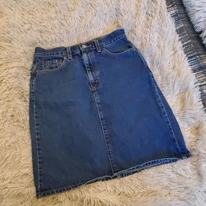 Medium wash Levi's jean midi skirt size 4